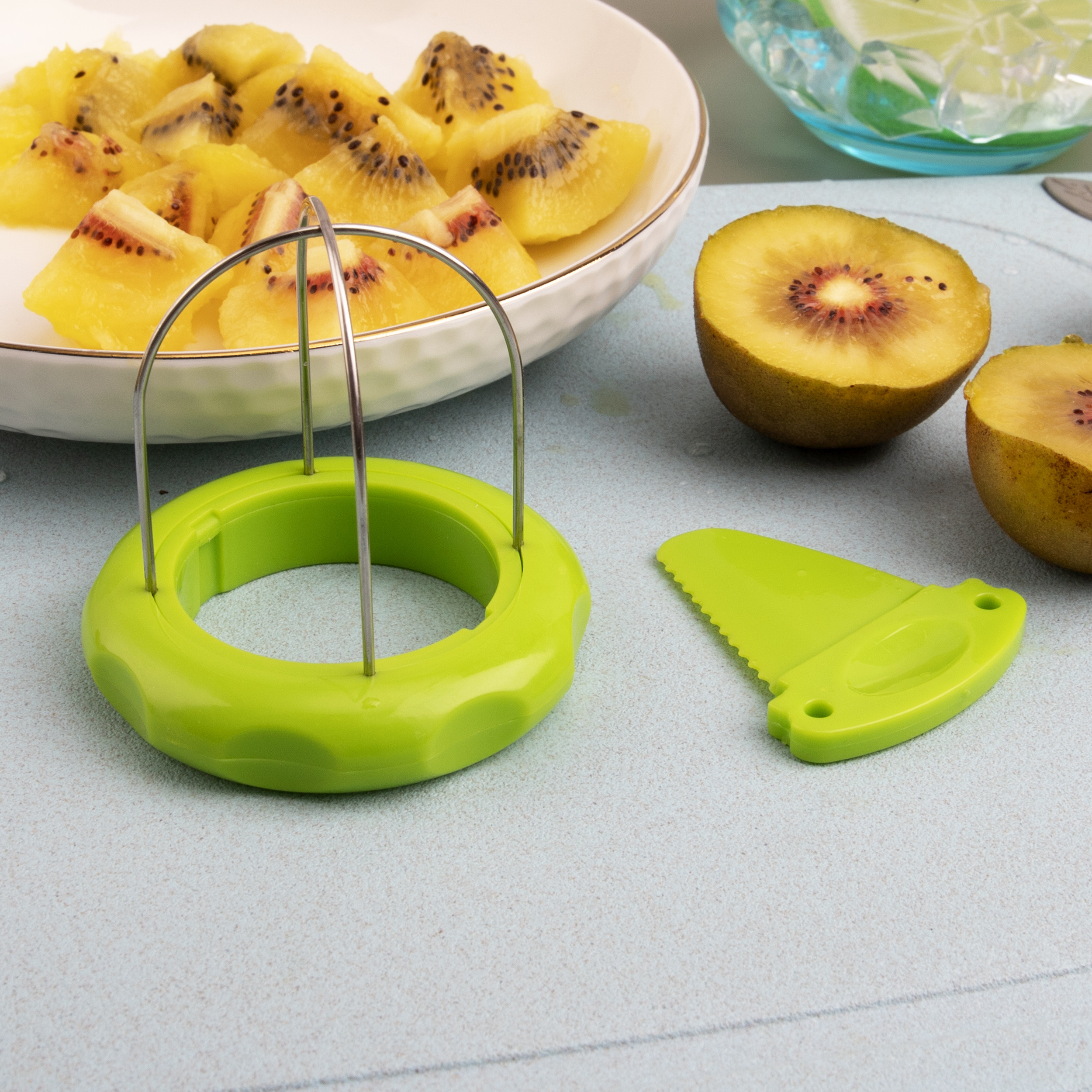 Multi functional one piece kitchen gadgets pp stainless steel plastic manual remove peel mini peeler fruit slicer kiwi cutter