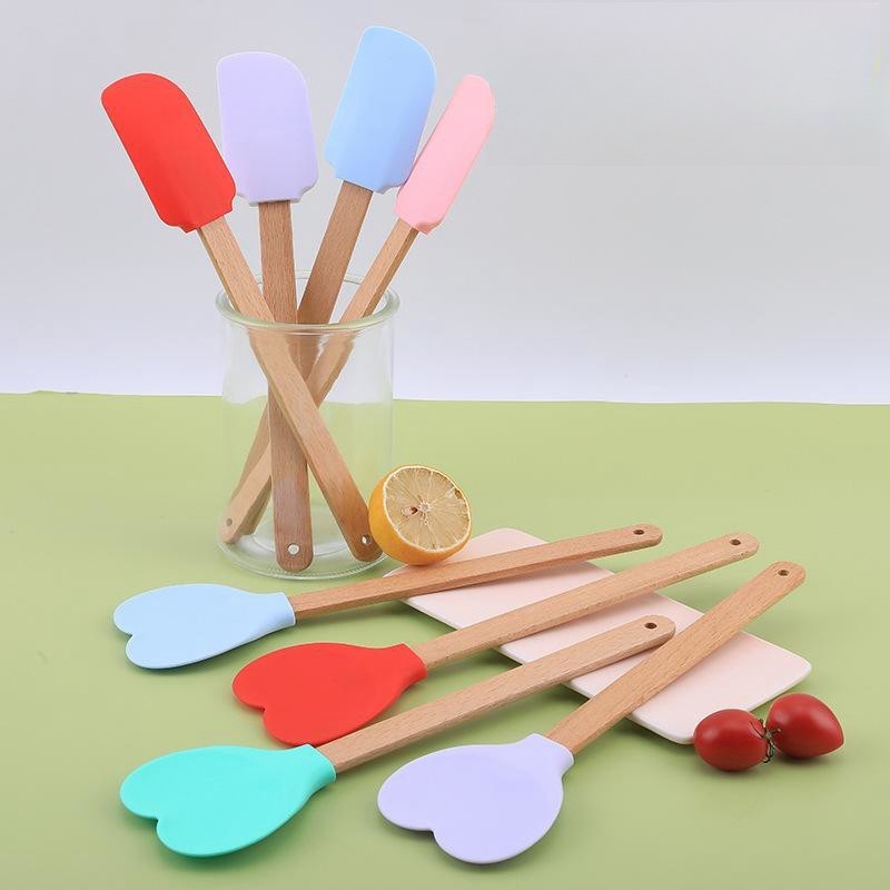 Heart-Shaped Silicone Scraper Spatula Non-Stick Heat-Resistant Kitchen Tools with Wooden Handle Food Grade Disposable Baking