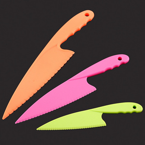 3 Pieces Plastic Cake Knives with Serrated Edges Salad Knife Tomato/Lettuce Cutter with Handle Kitchen Serving Tool for Cake