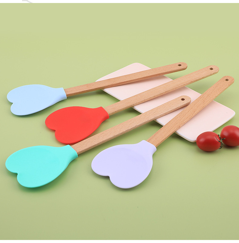 Heart-Shaped Silicone Scraper Spatula Non-Stick Heat-Resistant Kitchen Tools with Wooden Handle Food Grade Disposable Baking