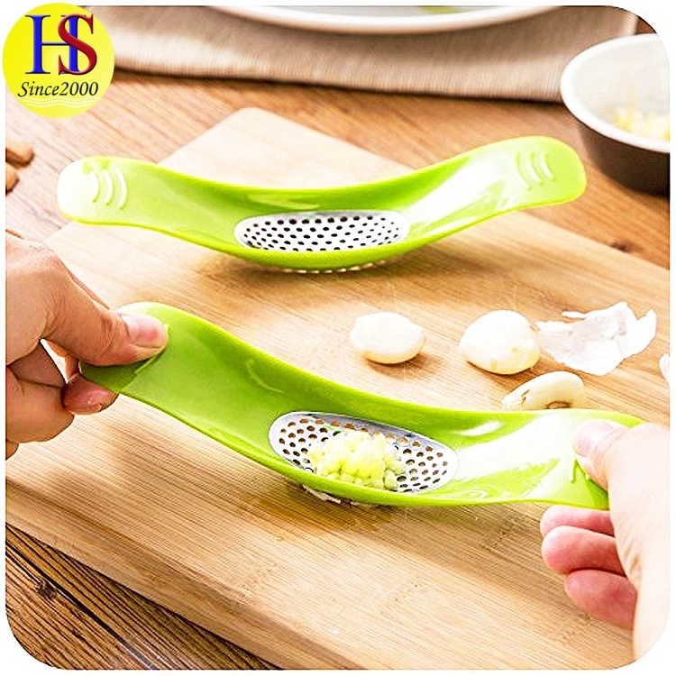 Wholesale Portable Garlic Press Rocker Plastic Garlic Crusher Chopper Mincer Press