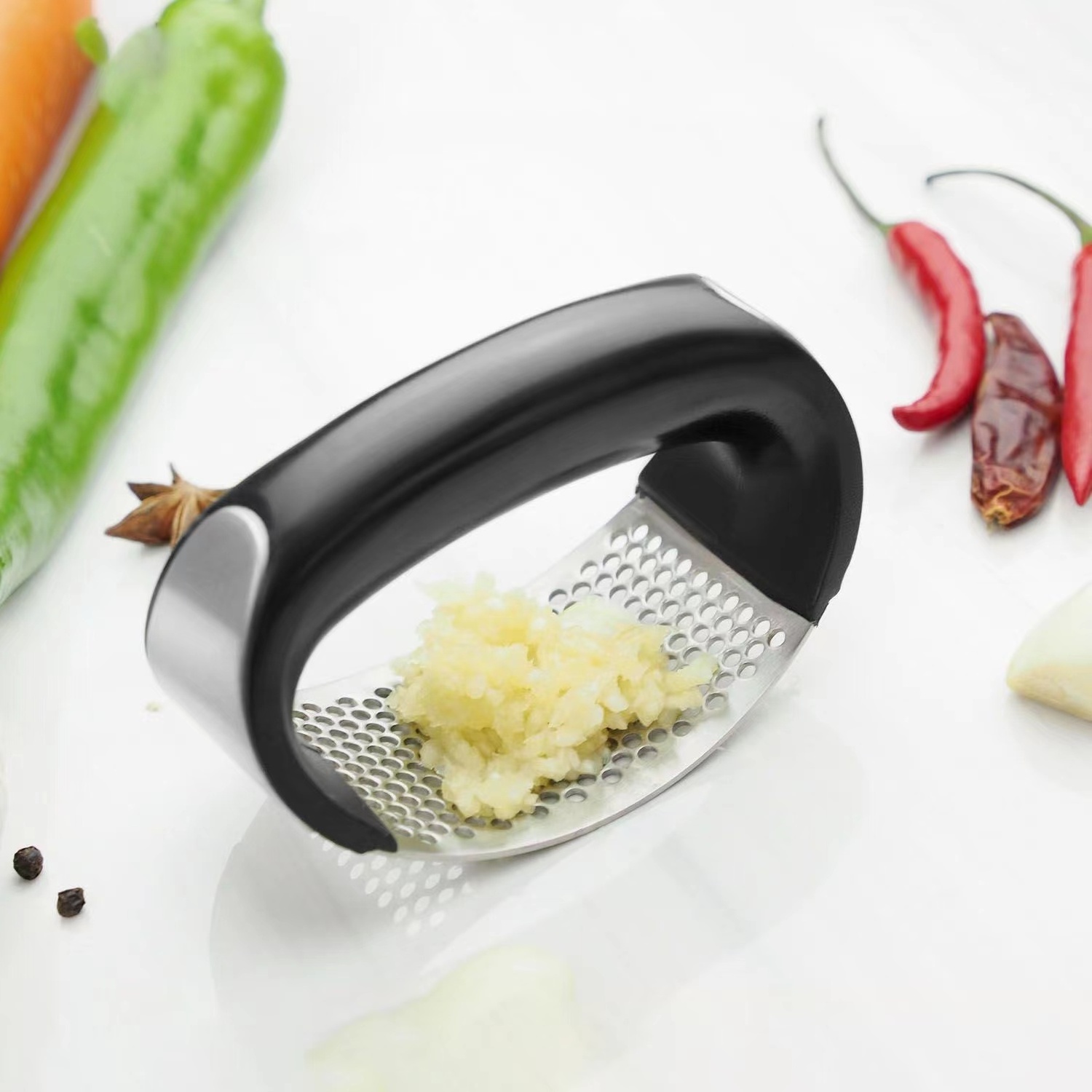 Hot Sale Kitchen Gadgets Ginger Mincer Garlic Crusher Handheld Stainless Steel Garlic Rocker Garlic Press