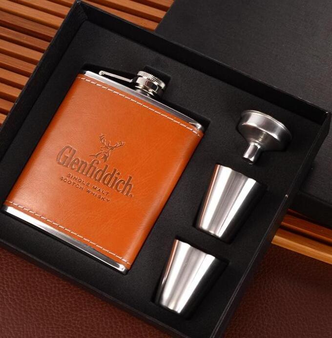 Wholesales 18/8 stainless steel Hip Flask For Liquor with leather cover with 2 shot glasses and Funnel GIFT SET