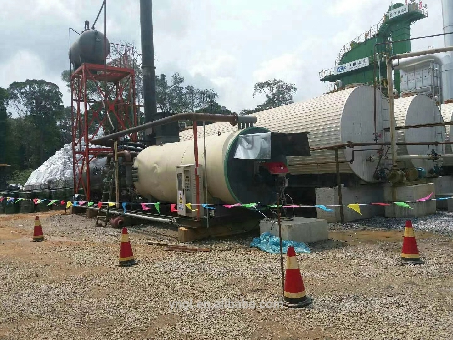 Thermal oil boiler heating bitumen tanks with gas oil burner