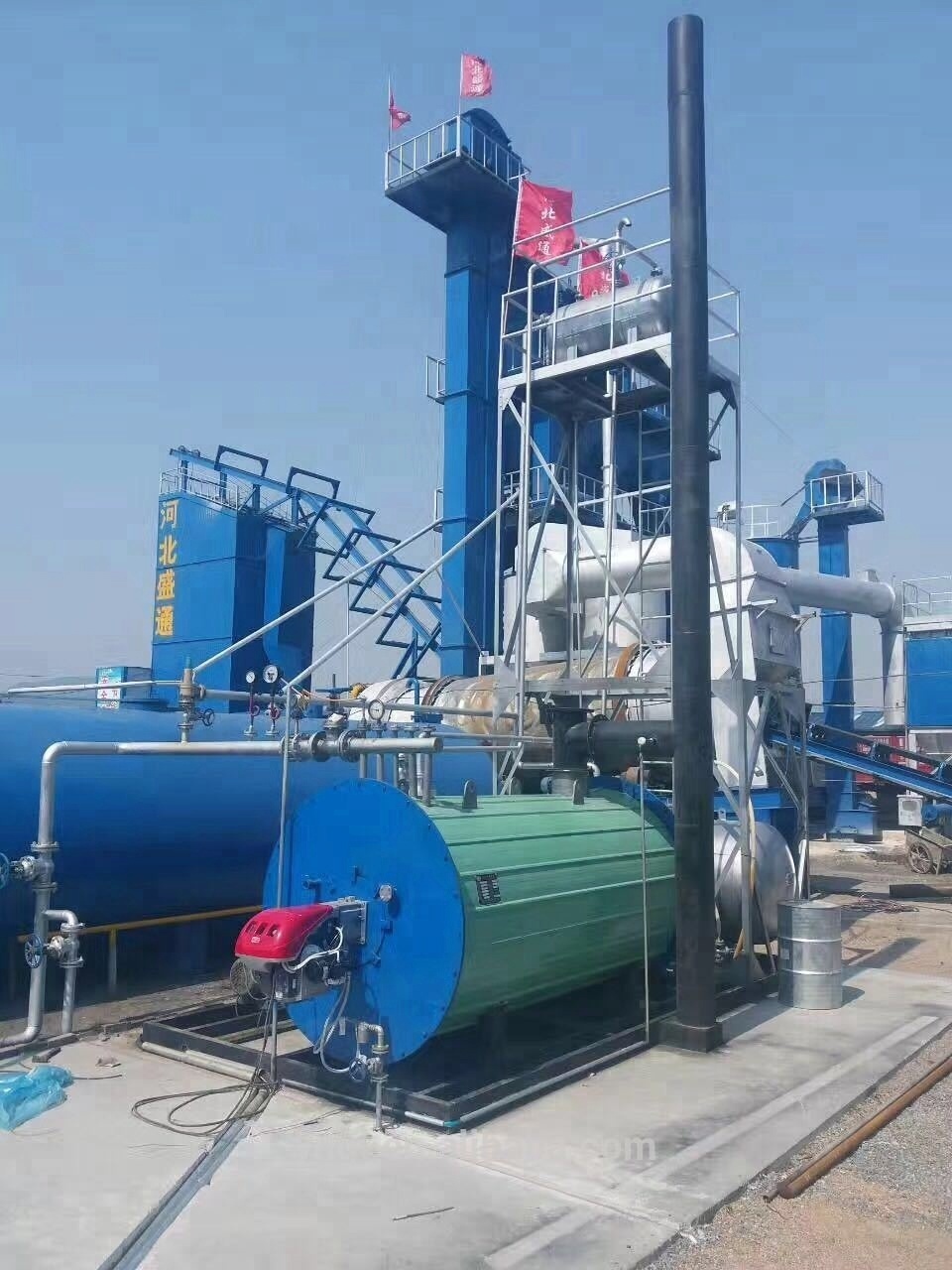 Thermal oil boiler heating bitumen tanks with gas oil burner