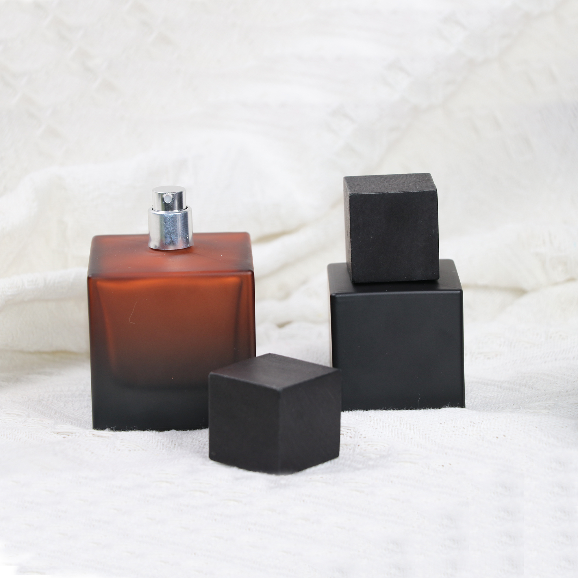 wholesale luxury 30ml 50ml 100ml custom color square glass perfume bottle with black wooden cap spray bottle with box packaging