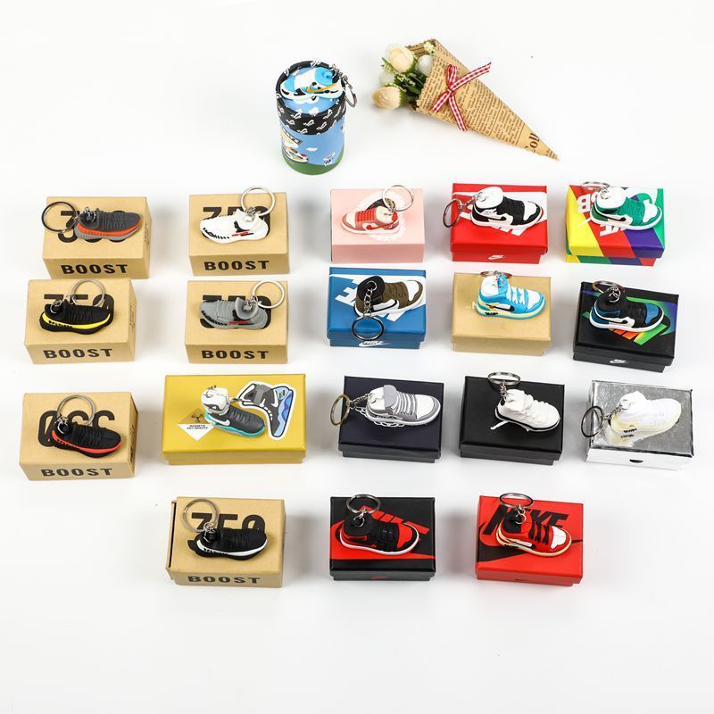 Hot Selling Creative custom Retro  with hard box Rubber Sneaker Keychain accessories set 3D Mini Shoe Keychain for Gift