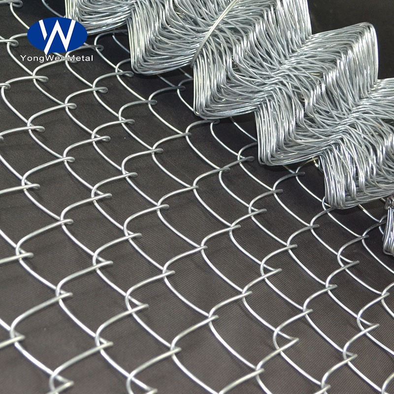 Low price galvanized chain link fence diamond wire mesh Factory Game Fence