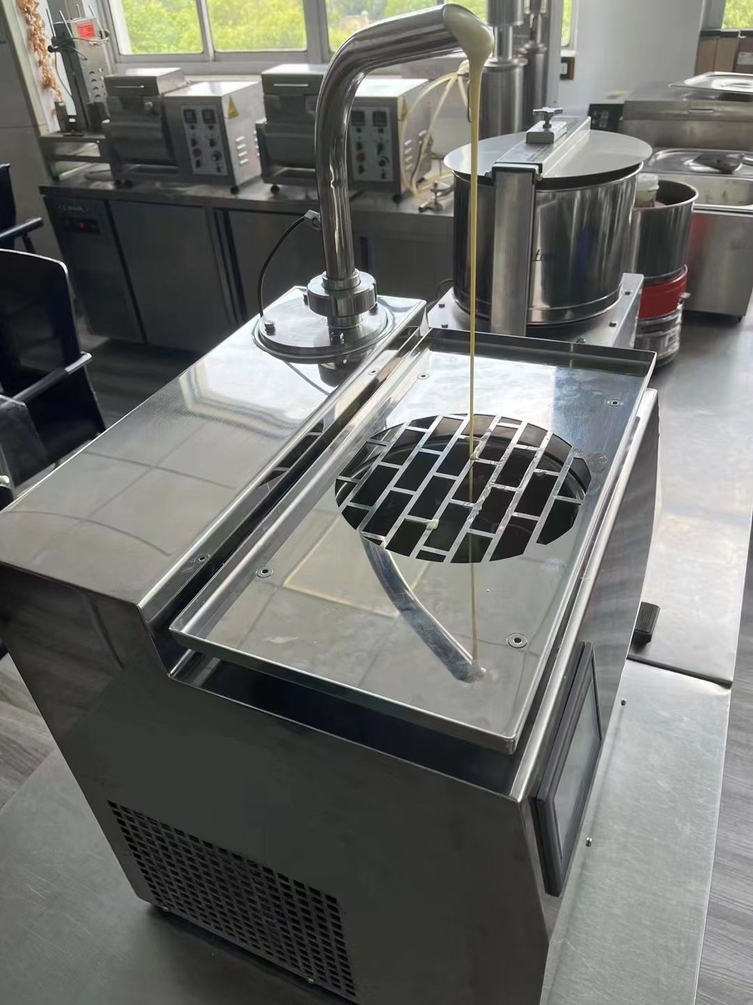 Factory direct sales 5.5L chocolate tempering machine chocolate melting for sale wheel tempering machine