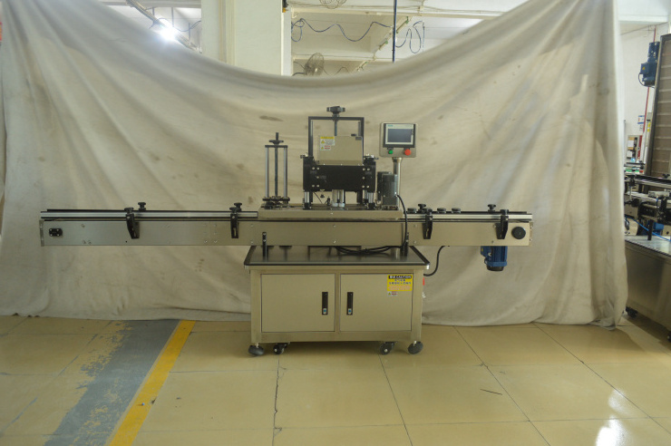 Automatic 4-wheels lid blocking machine for chilli sauce bottles