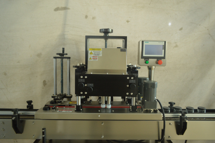 Automatic 4-wheels lid blocking machine for chilli sauce bottles