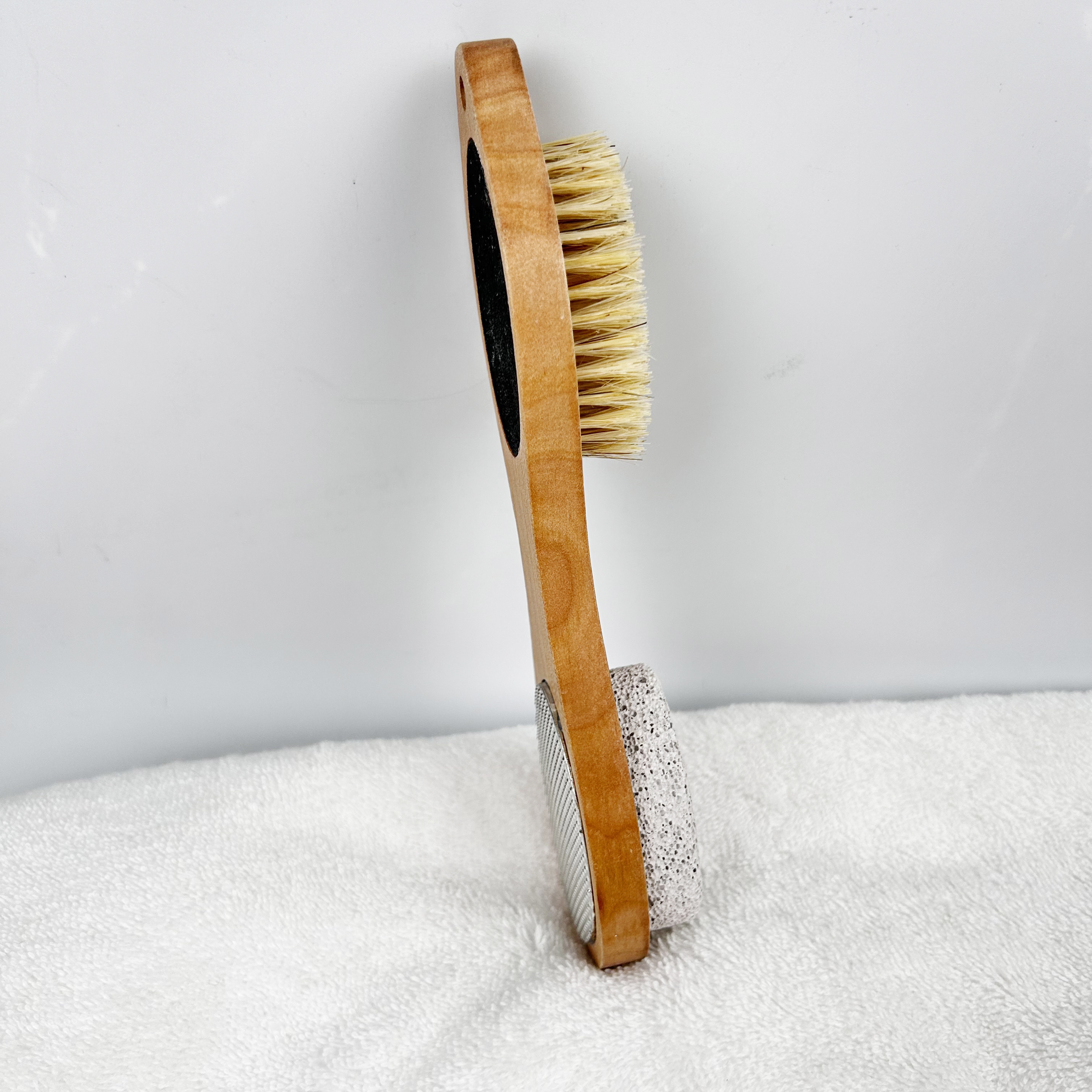 Wholesale Cheap Price Hot Selling Wood Long Handle Volcanic Pumice Stone Exfoliating Bath Brush For Feet And Dead Skin