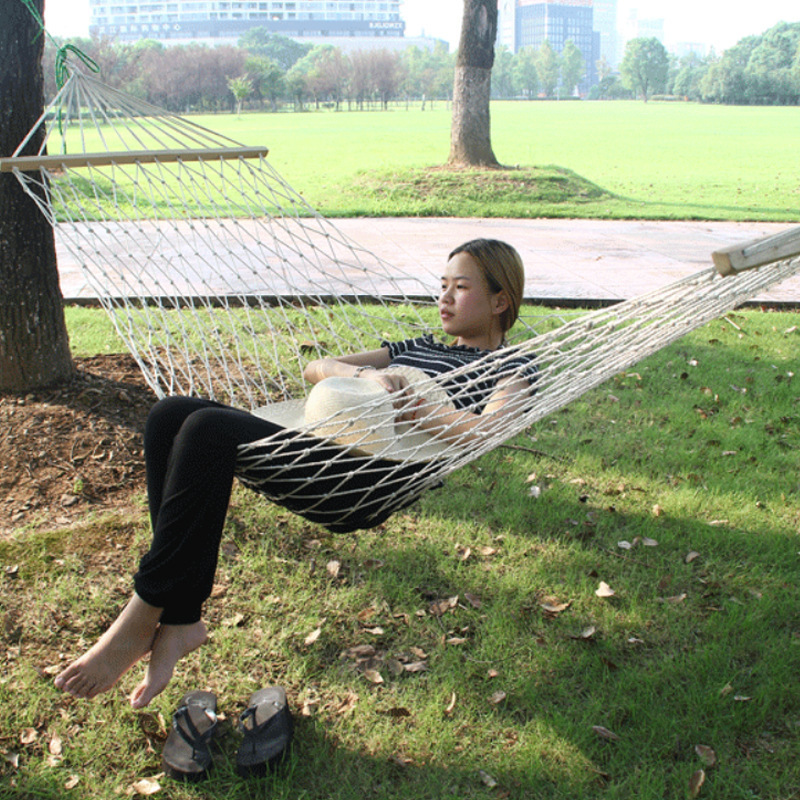 Garden Outdoor Hand-woven Mesh Double Hammock Cotton Rope Net Hanging Hammock With Wooden