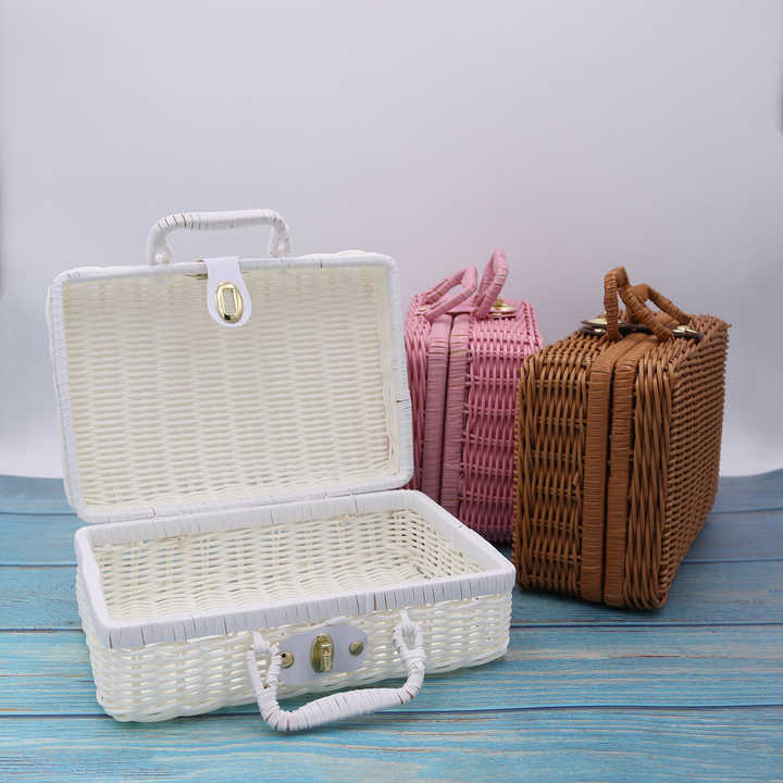 Factory wholesale customized rattan picnic basket with wine rack OEM picnic gift basket