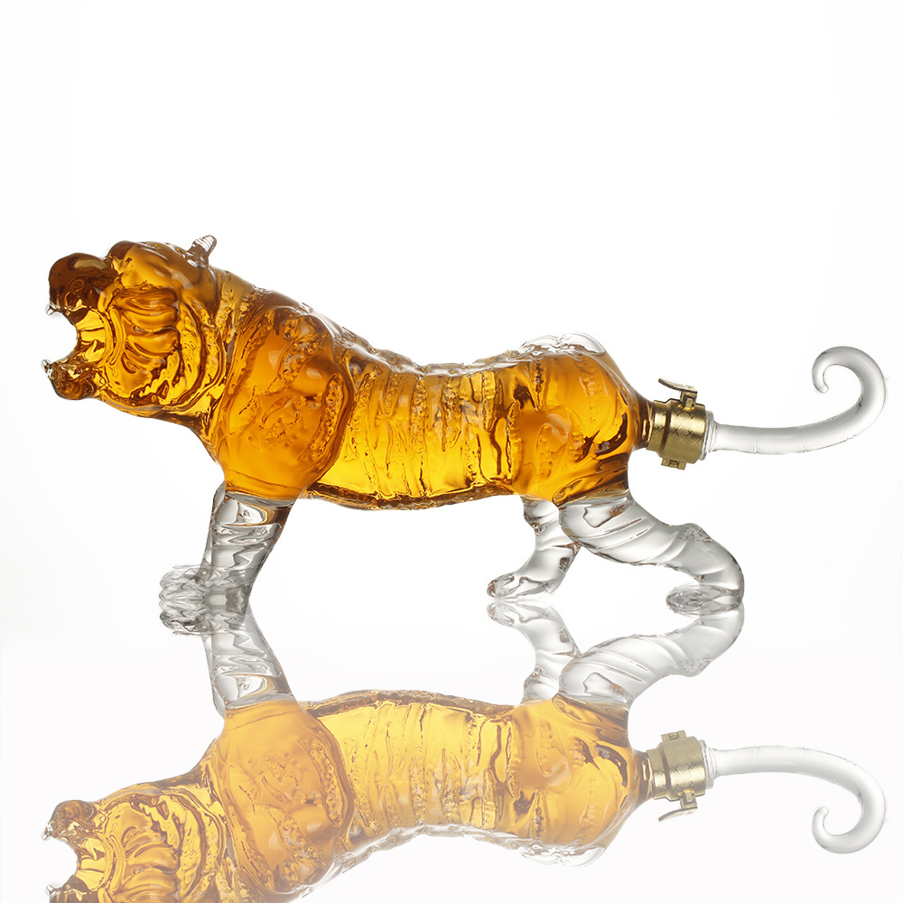 Luxury customized shape High borosilicate 700ml tiger animal shape glass bottle for liquor gin vodka rum wine beverage