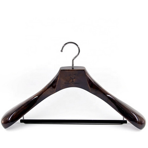 2020 YT wholesale black customized wood hanger manufacturer wooden hanger for clothing luxury  logo wood coat suit hanger rack