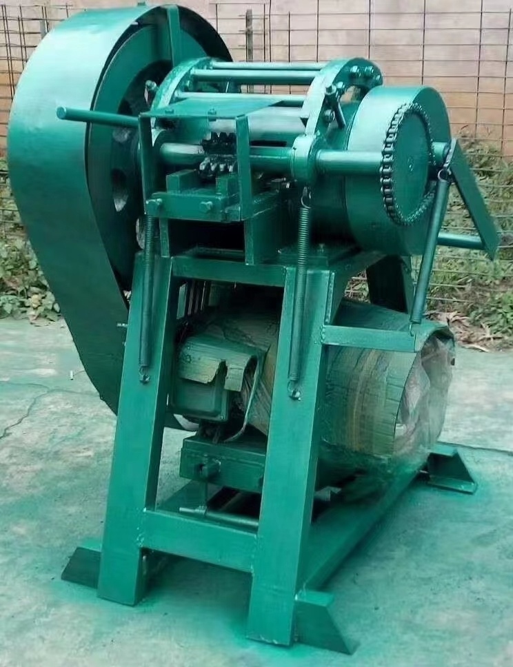 scrap tire cutting machine,hydraulic shearing machine cutting tire,tire strip cutting machine