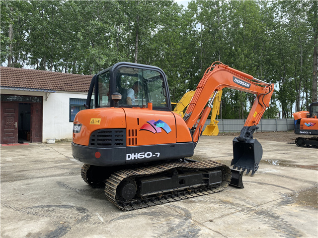 6TON Doosan crawler excavator Doosan dh60-7 mini excavator with blade dozer dx60-7 dx60 dx80 dx75