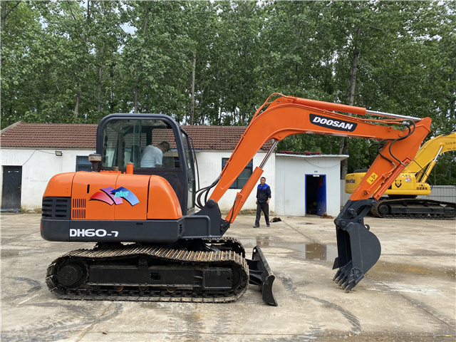 6TON Doosan crawler excavator Doosan dh60-7 mini excavator with blade dozer dx60-7 dx60 dx80 dx75