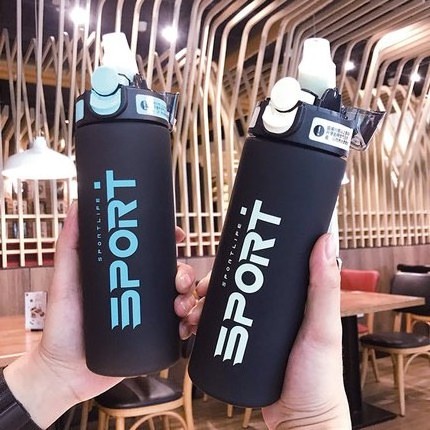 750ml Frosted gym water bottle plastic bottle tritan wholesale sports water bottle with straw for sport  in stock