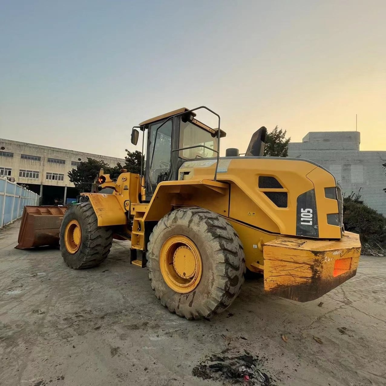 Original Condition 5 Ton Used Wheel Loader Volvo L105 L70E L120 L180 L220 Front End Loader Trucks 3cbm Bucket