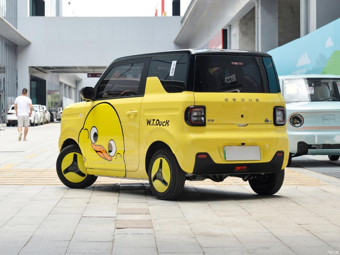 Geely Panda Mini EV Car 4 Seats Cute Little Yellow Duck Electric Vehicle Yellow 120KM/200KM