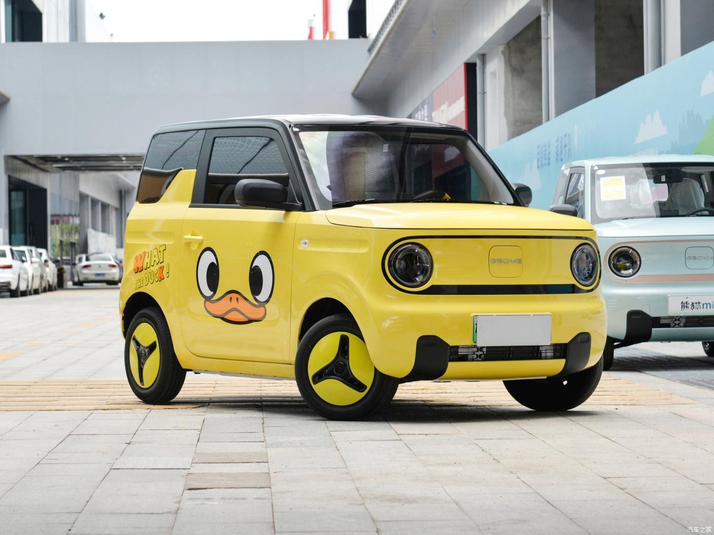 Geely Panda Mini EV Car 4 Seats Cute Little Yellow Duck Electric Vehicle Yellow 120KM/200KM