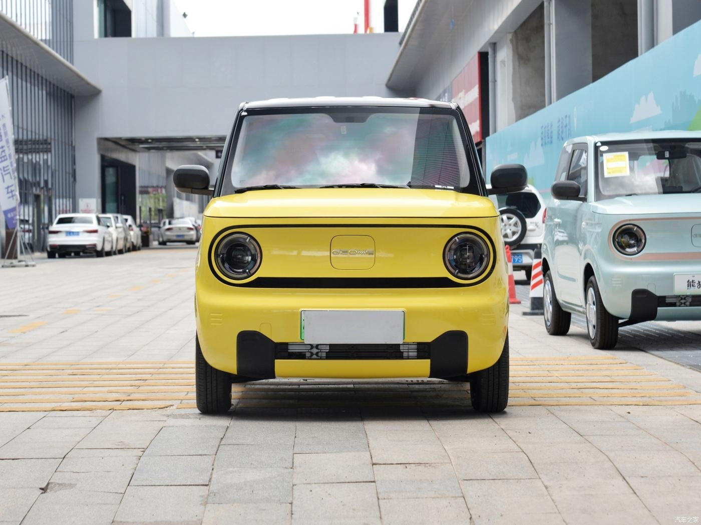 Geely Panda Mini EV Car 4 Seats Cute Little Yellow Duck Electric Vehicle Yellow 120KM/200KM