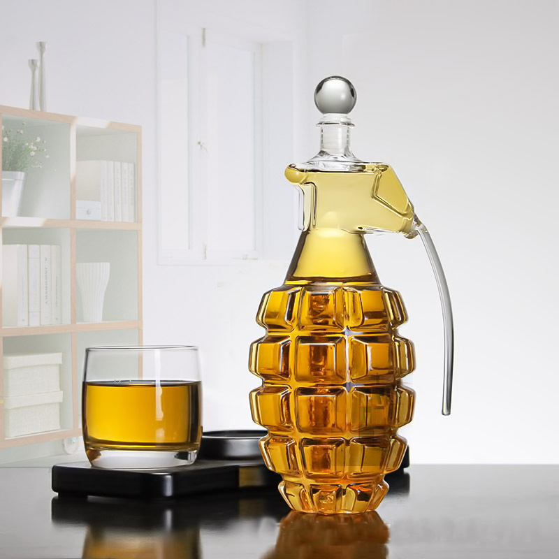 Luxury High Eco-friendly Borosilicate Grenade Shape Glass Decanter Set with Wooden Holder for Wine and Whisky