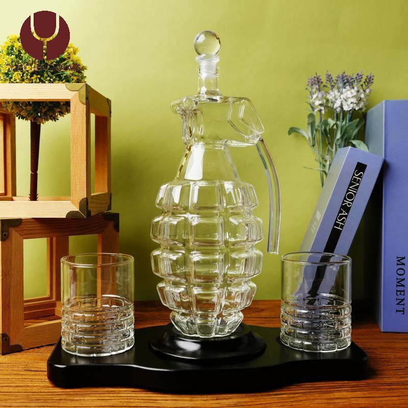 Luxury High Eco-friendly Borosilicate Grenade Shape Glass Decanter Set with Wooden Holder for Wine and Whisky