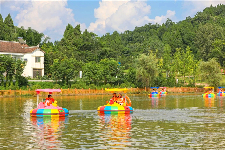 colorful adult Wholesale interesting motorized water boat bumper boat for pool