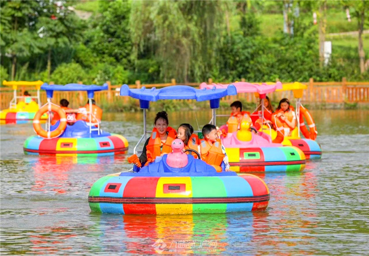 colorful adult Wholesale interesting motorized water boat bumper boat for pool