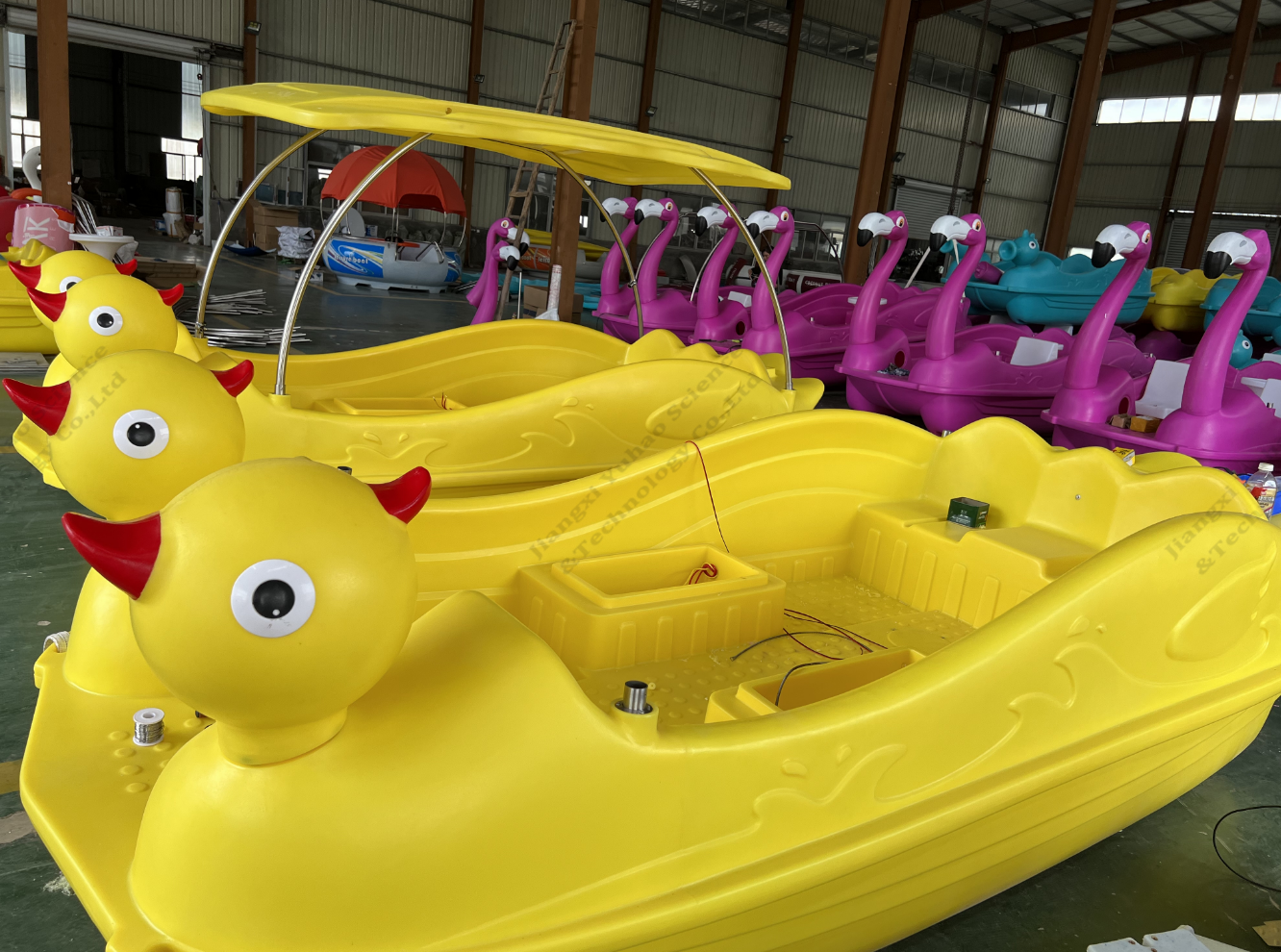 Cheap Factory Price New Design Water Entertainment Equipment 4 seats  Swan Electric boat for Sale