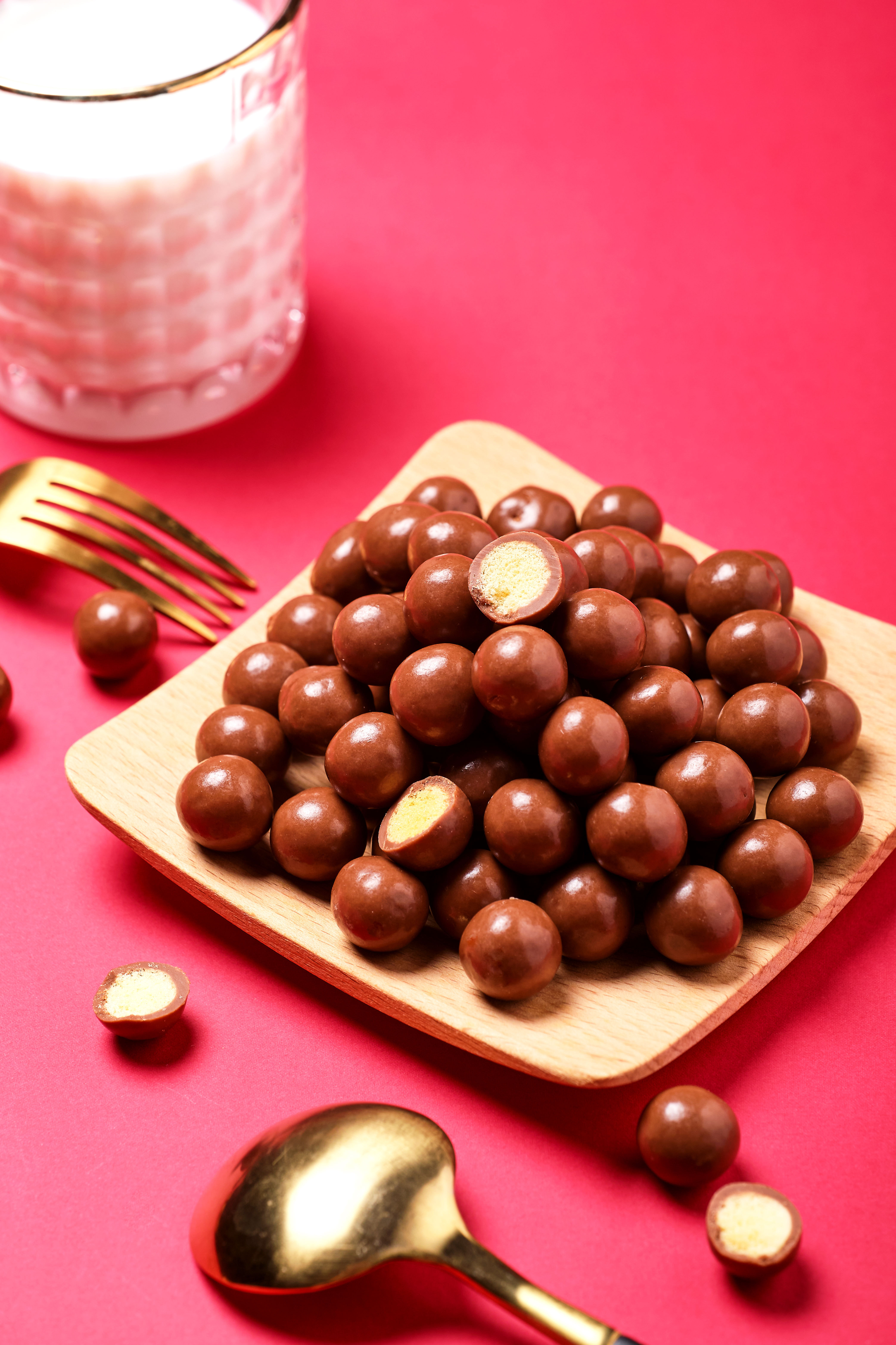 Yummeet high quality round mylikes crisp chocolat compound milk chocolates wholesale