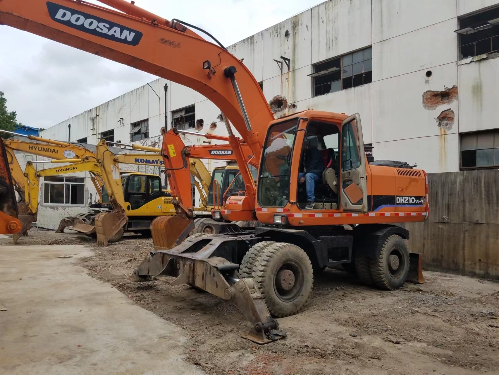 Second-hand Doosan DH210W-7 Wheel Excavator for sale