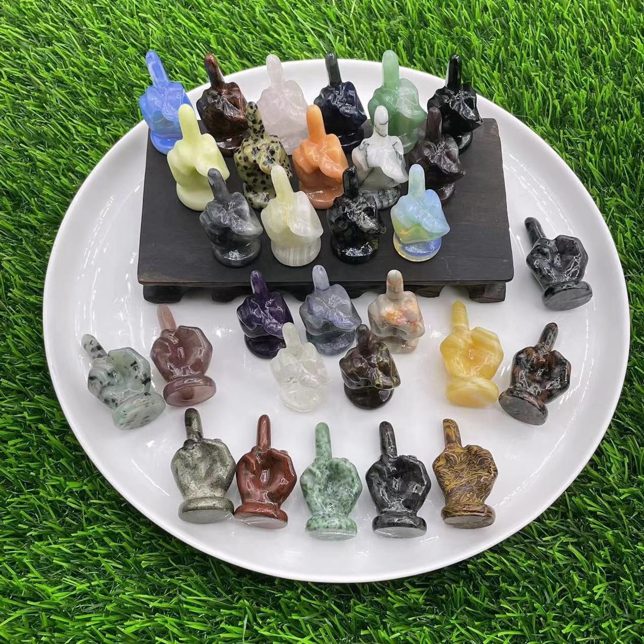 5cm Natural Stone No One In The Eye Semi-precious Stone Carved Vertical Middle Finger Crystal Stone