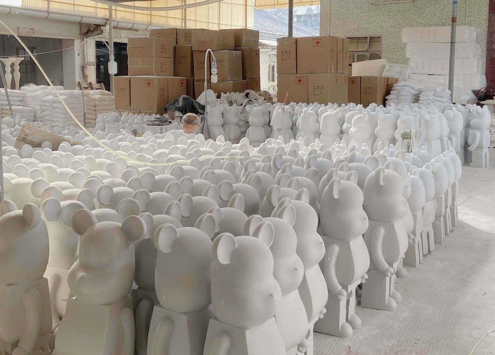 Factory Wholesale Diy Resin Craft White  Bear Figurine 28cm 50cm 80cm Size Bear Sculpture Fluid Bear Bearbrick Blank