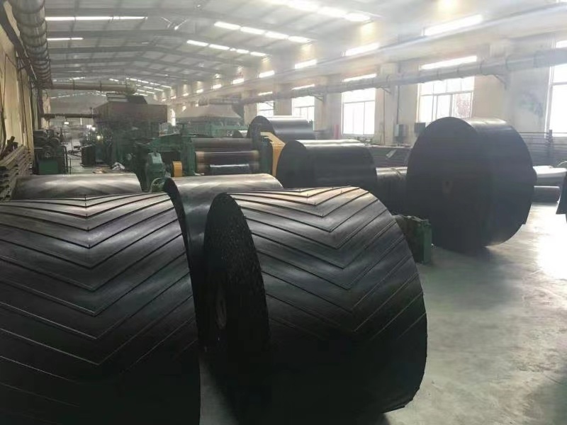 Chevron rubber conveyor belt  oil resistant rubber mat rough rubber conveyor belts 24 in hot splicing machine for conveyor belt