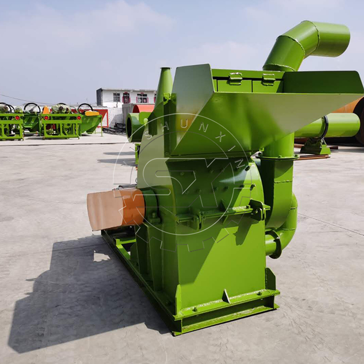 The straw crusher crushes dry materials with small fragmentation, no dust and pollution, and is easy to operate.