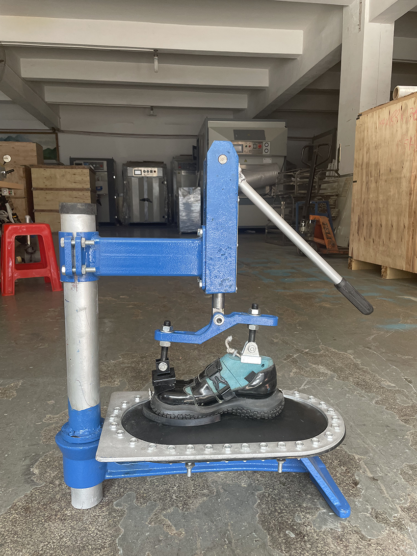 Small manual air press sole attaching machine