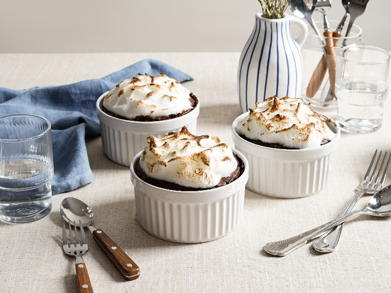 Set of 4 White Ramekins with Lids Creme Brulee Ramekin Souffle Dishes Stackable Ceramic Bowls with Covers