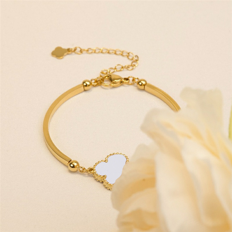 Hot Sale Light Luxury 18K Gold Stainless Steel Bracelet Lucky Flower Bracelet Exquisite Designer Bracelet for Women