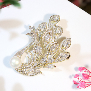 Retro Chic and Elegant Zircon Peacock Corsage Blazer Pin Accessory Transparent Crystal Pearl Brooch