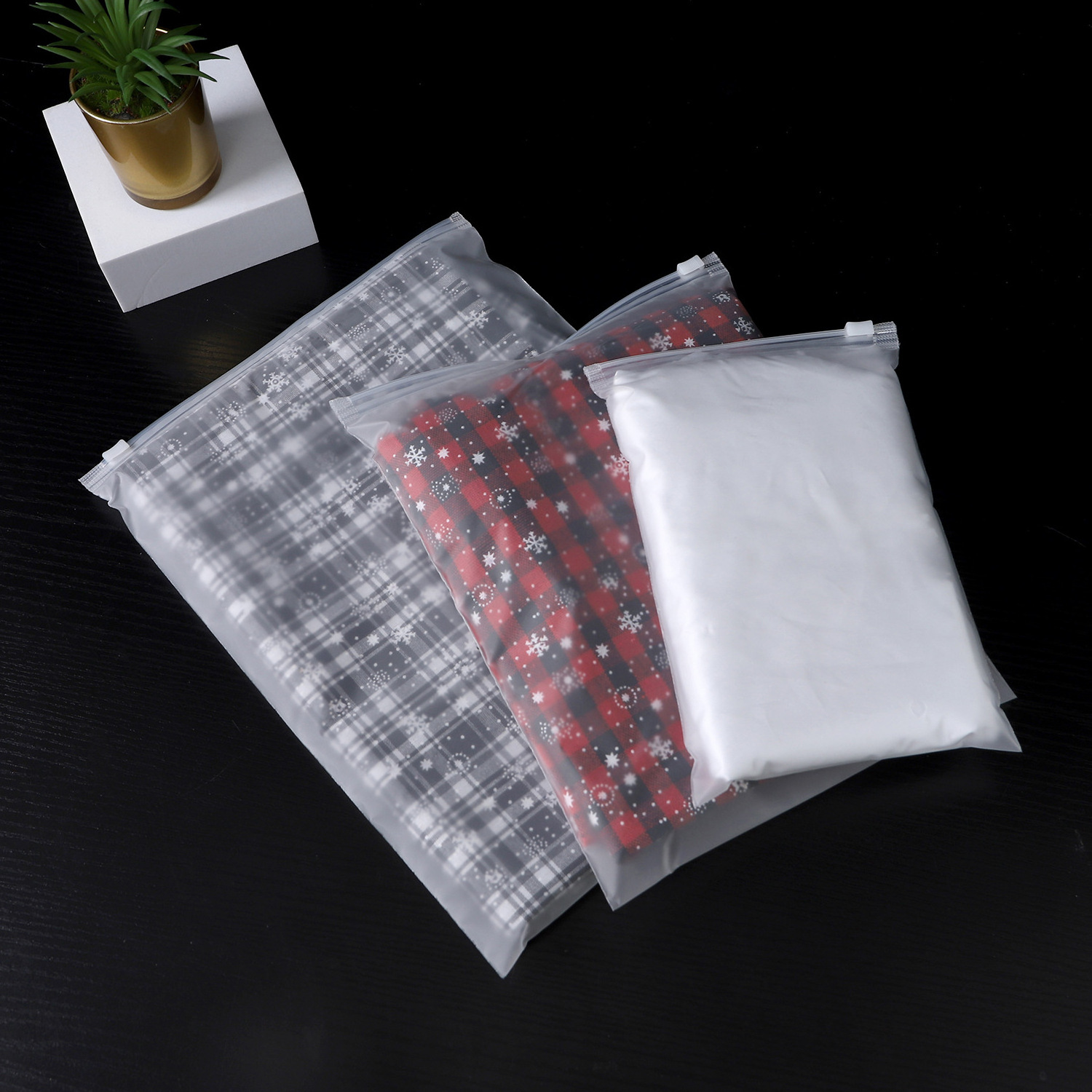 Custom Print Eco Friendly Frosted Zipper Bag Reusable Ziplock Plastic Eva Bag For Shirt Clothing Clothes Garment Packaging