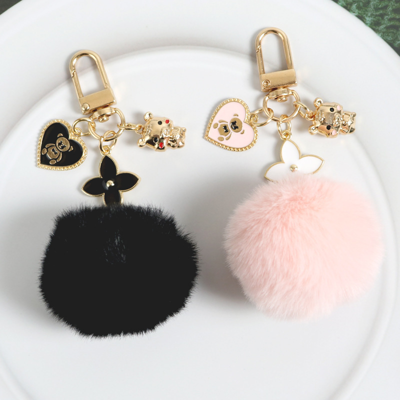 Cute Elegant Faux Fur Hairball Key Chains Four Leaf Clover Pendant Key Rings Soft Fluffy Ball Purses Car key pendant