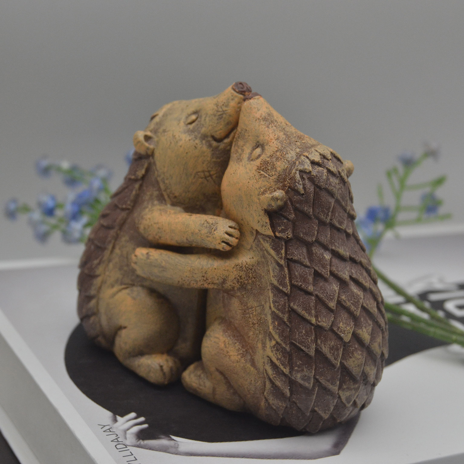 Fengzhi Factory Lovers Hedgehog Statue Resin Crafts for Courtyard Garden Landscape Decoration Valentine's Day Gifts Love Theme