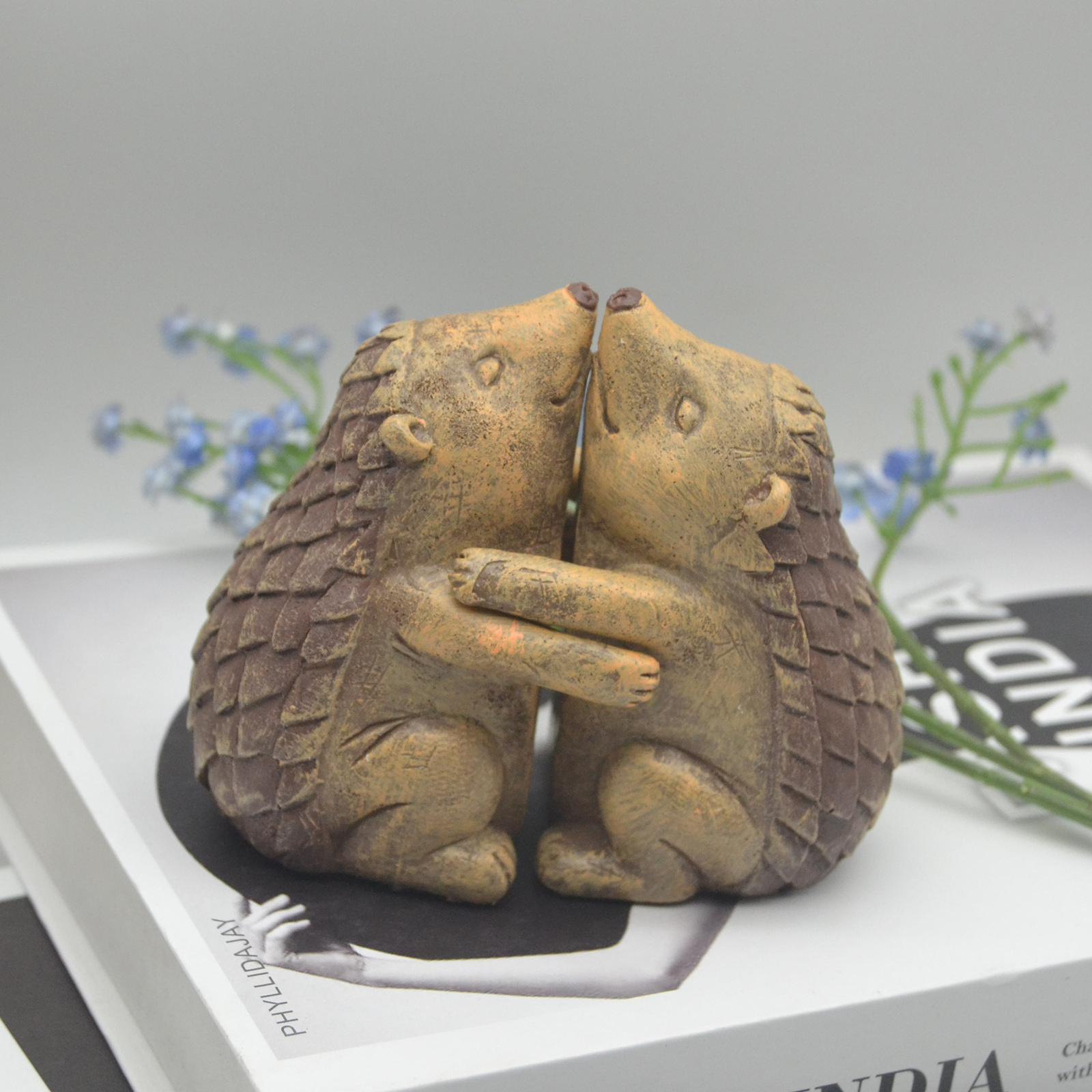 Fengzhi Factory Lovers Hedgehog Statue Resin Crafts for Courtyard Garden Landscape Decoration Valentine's Day Gifts Love Theme