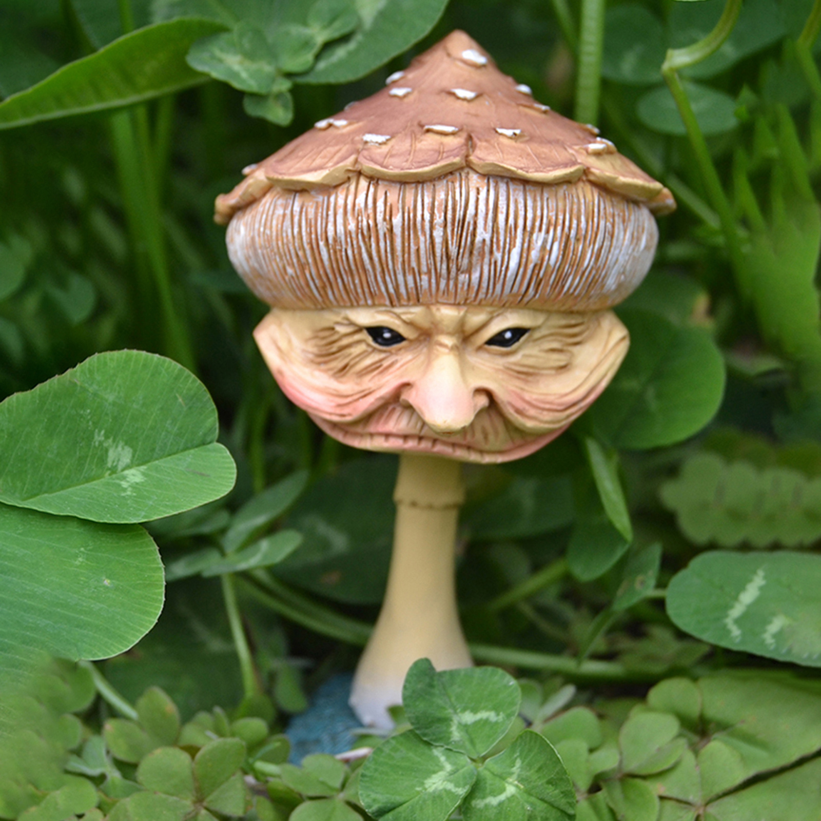 Fengzhi Factory Outdoor indoor creative statue funny mushroom grandma decoration resin crafts