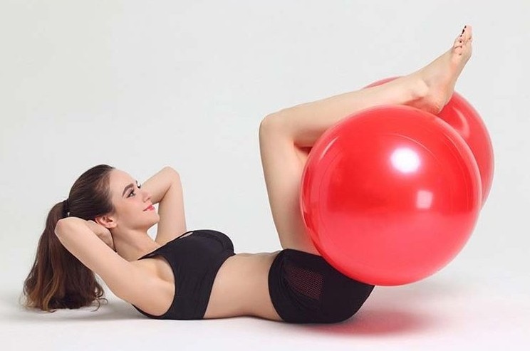 Wholesale and custom yoga ball gymnastics yoga peanut ball massage inflatable pvc peanut yoga ball