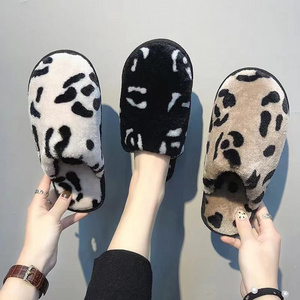 MIO 2024 Fashion Winter Furry Faux Fur Lined Bedroom Shoes Ladies Leopard Fluffy Slipper Cozy Indoor Slide Slipper for Women